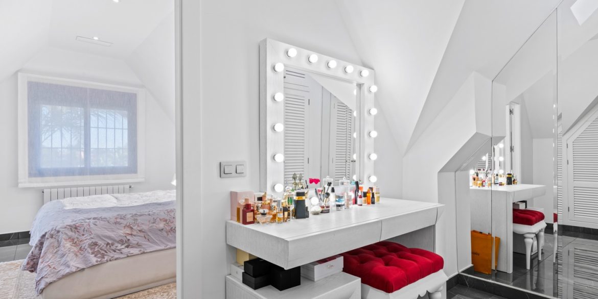 o_1ikd44upgmjk12daa3s18ts1dl4b