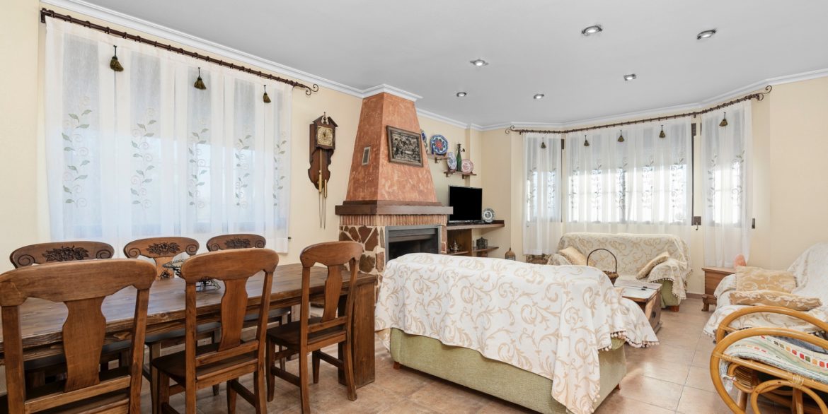 o_1ilvhg0pr1drm18bb1v36sm4n6438