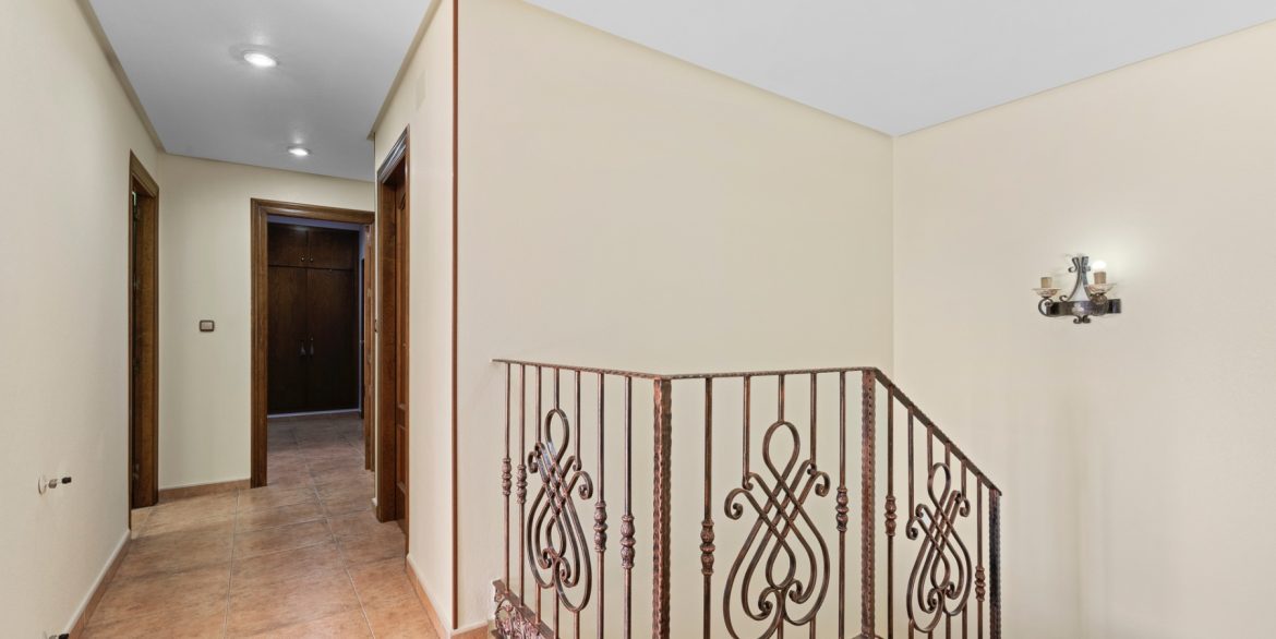 o_1ilvhg0pr1vko1n4v1f37ljj11j23q