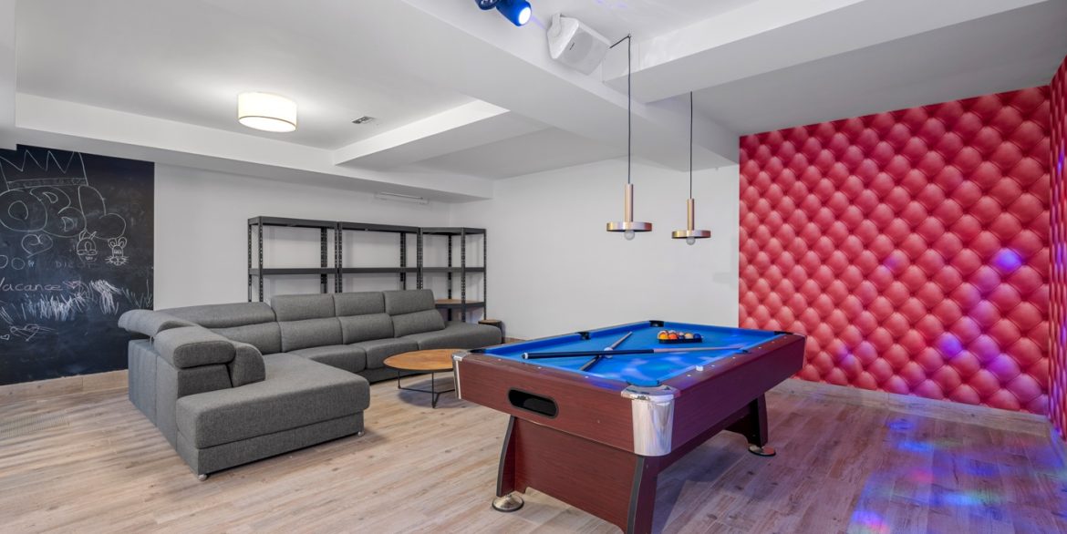 o_1itphpcls19e848o15j611eb12ak3i