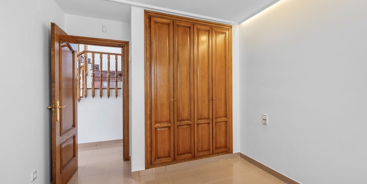 o_1ivfk1rmbmfv588q842efnia3n