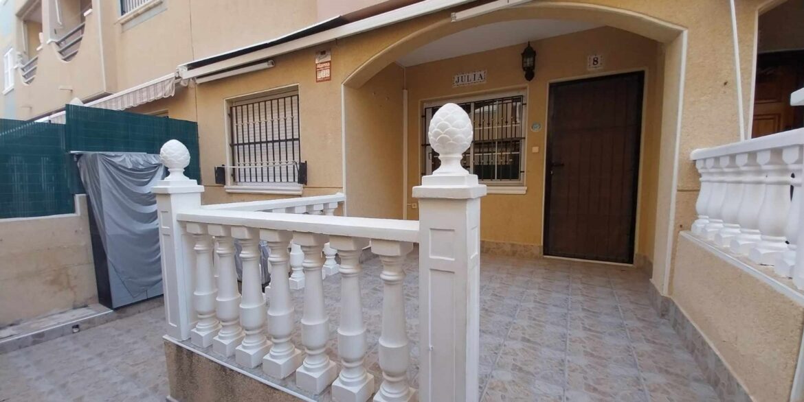 o_1j8t0vvara7rff317r4v6adv12d