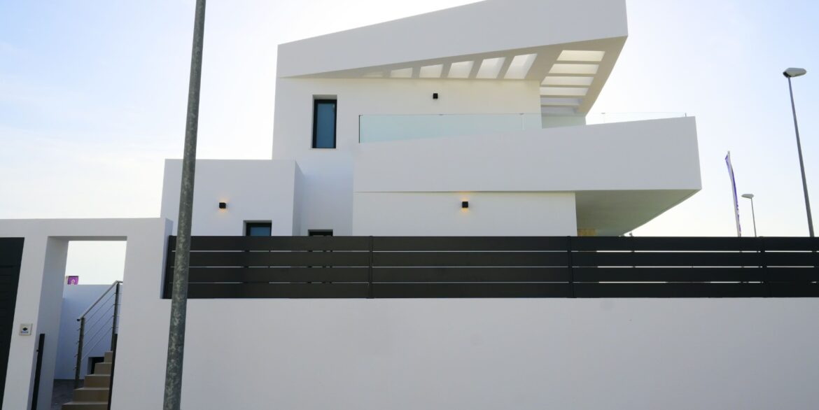 o_1jbklbibch4313e84jh1dn8mfq2m