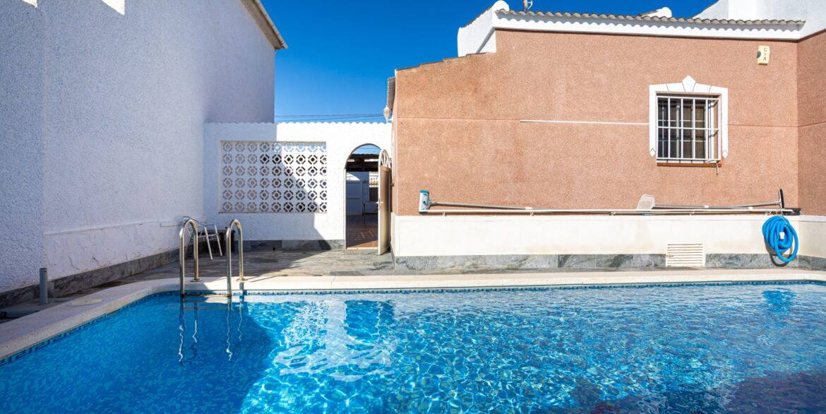 o_1jcr5mqlt1920g6r16dbv21dl94c