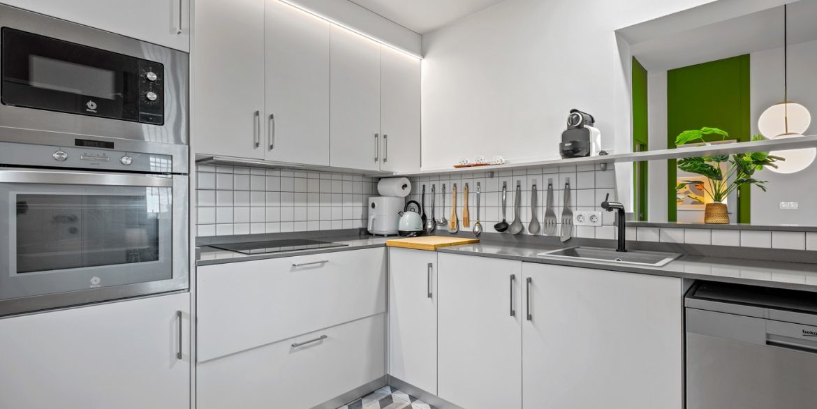 o_1je7lv8jb38mk3k1d557pb37c36