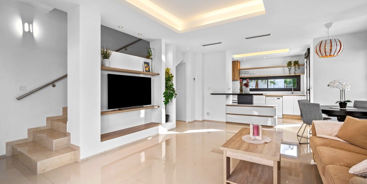 o_1jg70rm49rm41dq3aiv18p0t2831