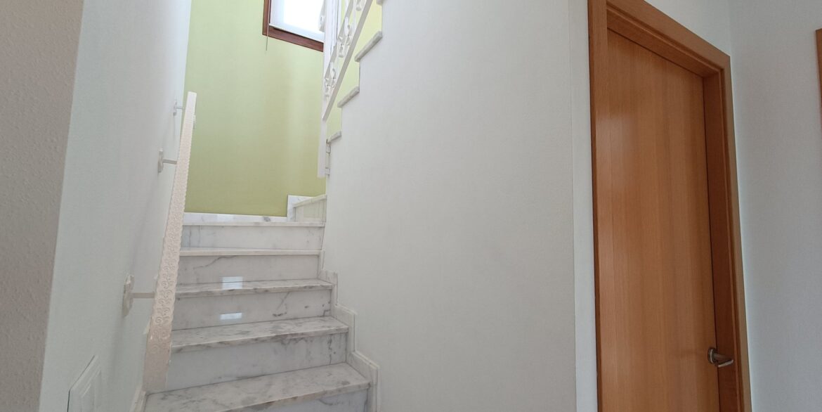 11134_amazing_detached_viilla_for_sale_020925170927_stairs