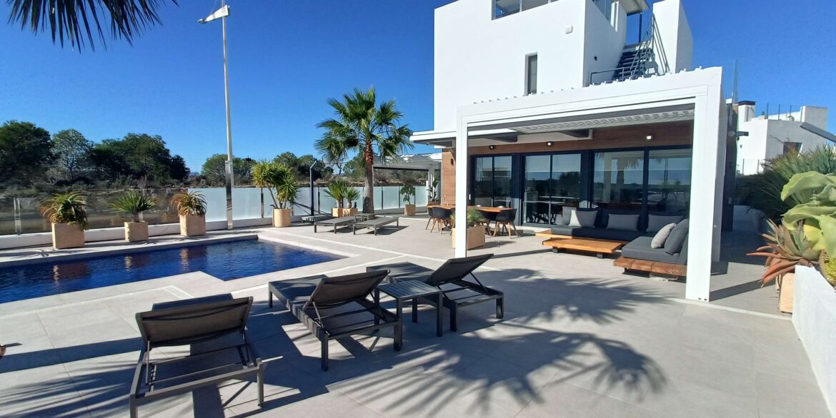 12852_stunning_detached_villa_with_heated_pool_and_large_underbuild_190226155306_1