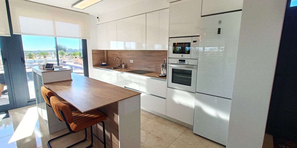 12852_stunning_detached_villa_with_heated_pool_and_large_underbuild_190226155342_8