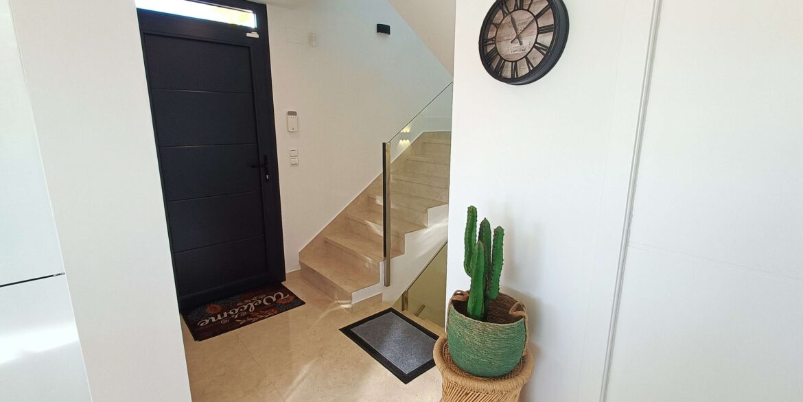 12852_stunning_detached_villa_with_heated_pool_and_large_underbuild_190226155352_15