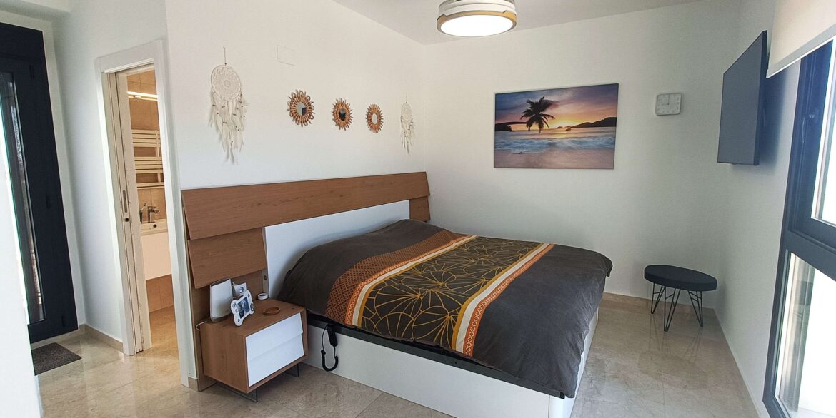 12852_stunning_detached_villa_with_heated_pool_and_large_underbuild_190226155405_16.1