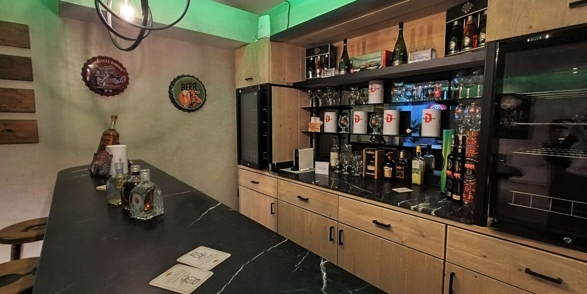 12852_stunning_detached_villa_with_heated_pool_and_large_underbuild_190226155532_44