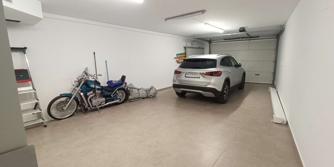 12852_stunning_detached_villa_with_heated_pool_and_large_underbuild_190226155543_46