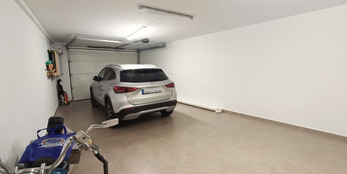 12852_stunning_detached_villa_with_heated_pool_and_large_underbuild_190226155543_49