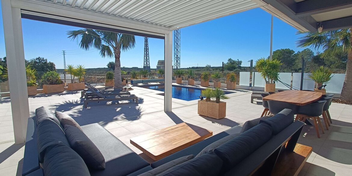 12852_stunning_detached_villa_with_heated_pool_and_large_underbuild_190226155558_53