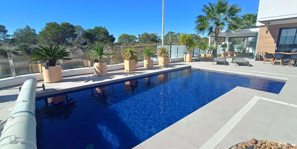 12852_stunning_detached_villa_with_heated_pool_and_large_underbuild_190226155613_58