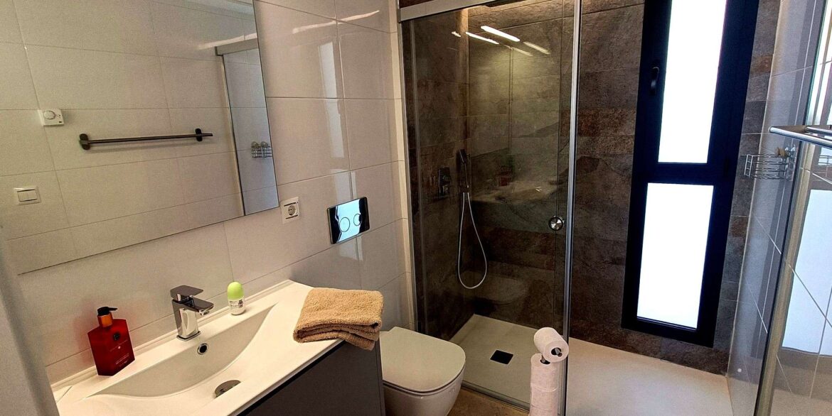 12852_stunning_detached_villa_with_heated_pool_and_large_underbuild_190226160437_16.1