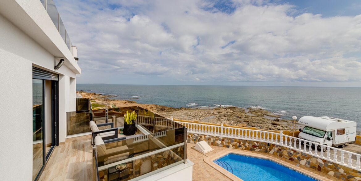 o_1hoc1ovq4sd8kgv1a6q1cm41krf24