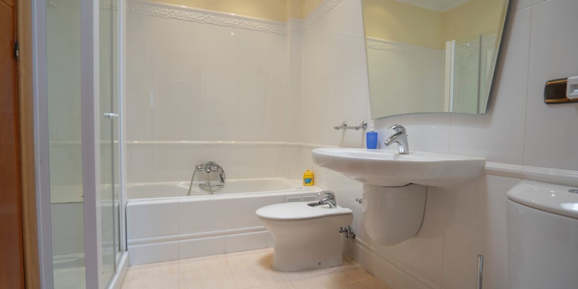 o_1ht9dahin5s687n4hk82k4855d