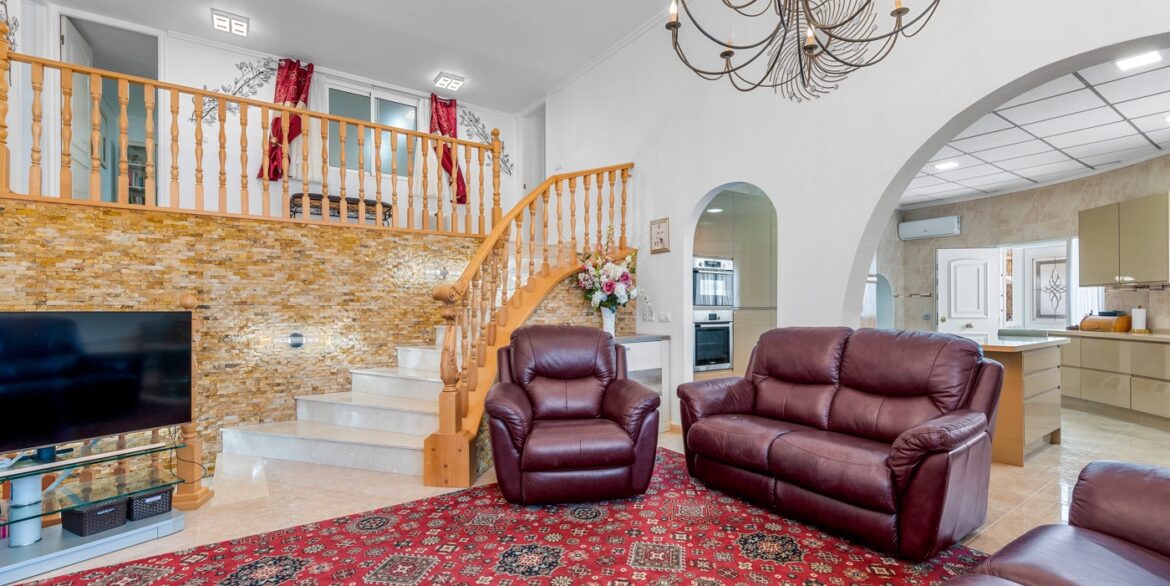 o_1ipsbd81e10tt10ts10d9it01qhh5t