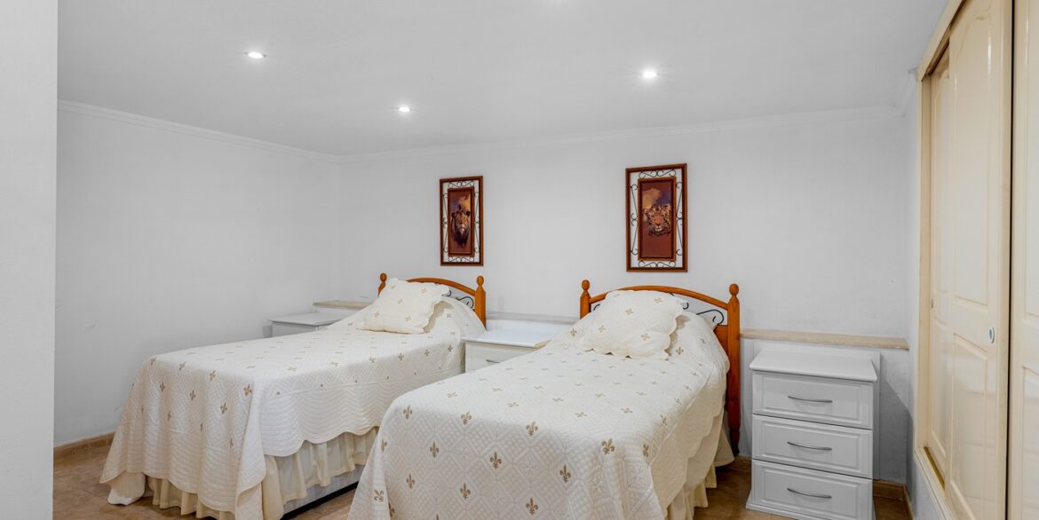 o_1ipsbd81e13v1up41fufsb2oj68