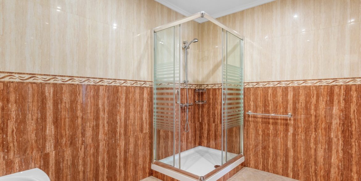 o_1ipsbd81efu3c351dam1c8j4ff63