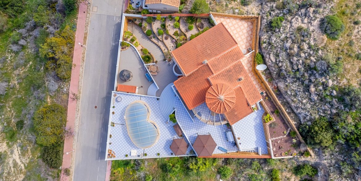 o_1ipsbd81ejh218fhv9r1o7c6hn4f