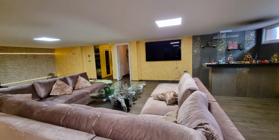 o_1iup17sup42begc1h137b616fc2j