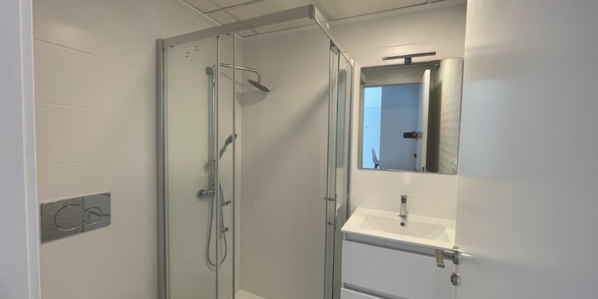 o_1iv7sq149j3a12in1djb1e3m9np26