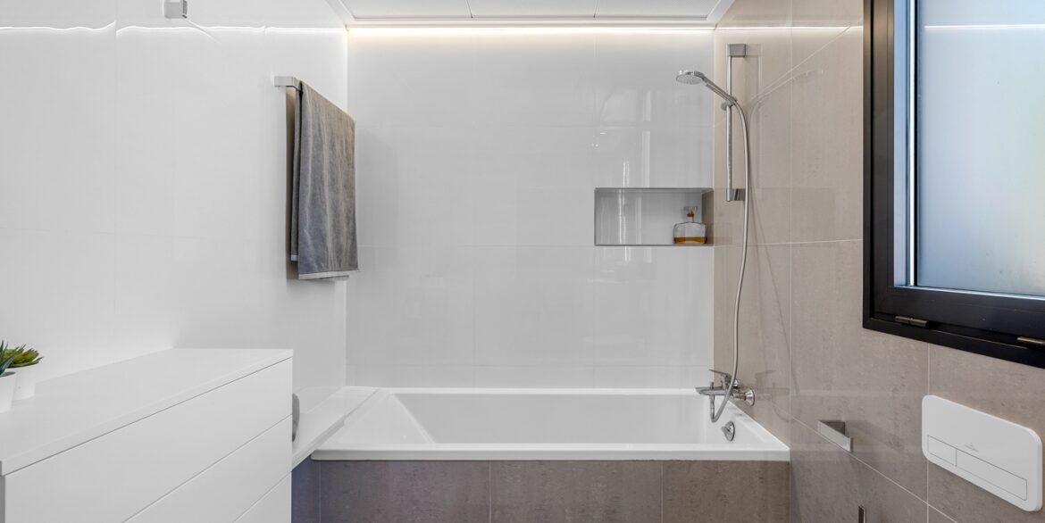 o_1j22kpn5m1gi11f3qs1lgre12ij46