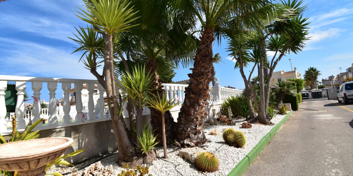 o_1j6cphl9a114l1mcg2ks1c351v1j25