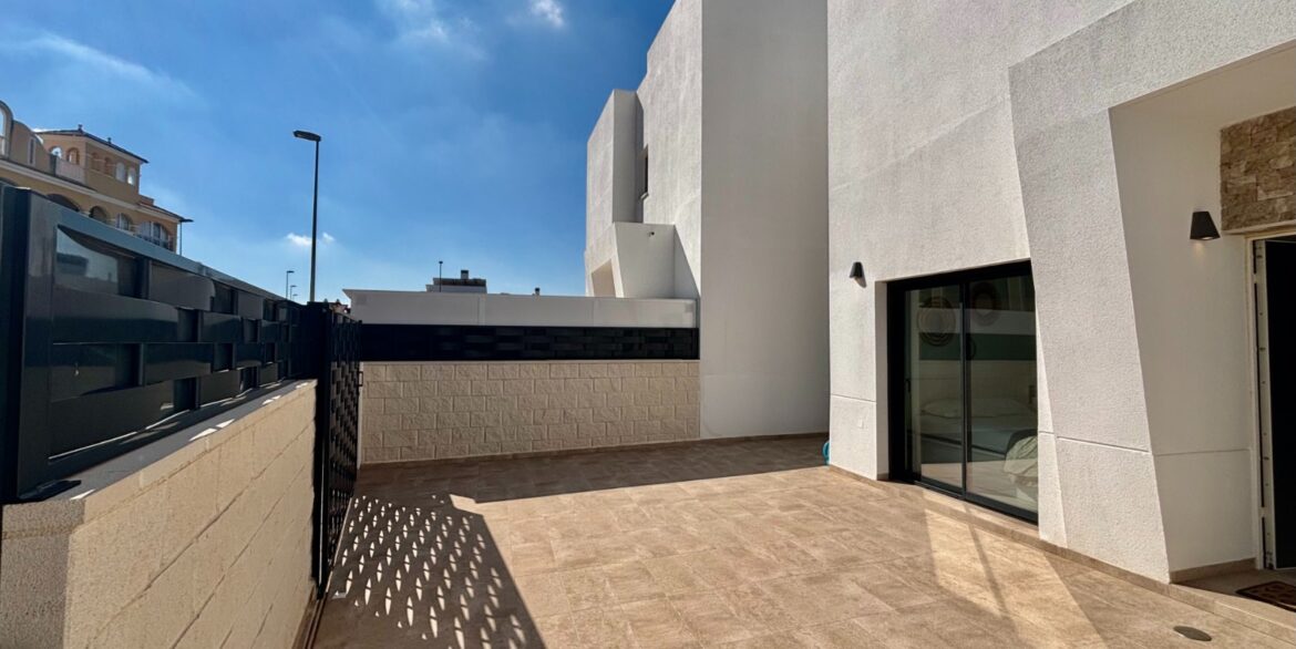 o_1j8debld1199k10v9100v1ctu143020