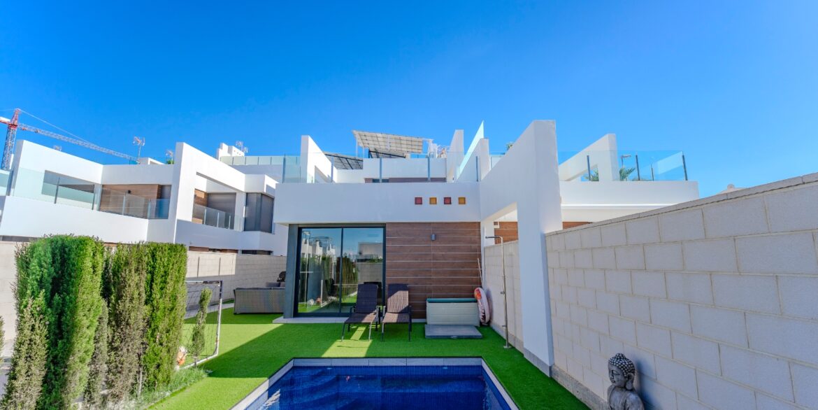 o_1j9mojuhebecrisgmkdug120f3m