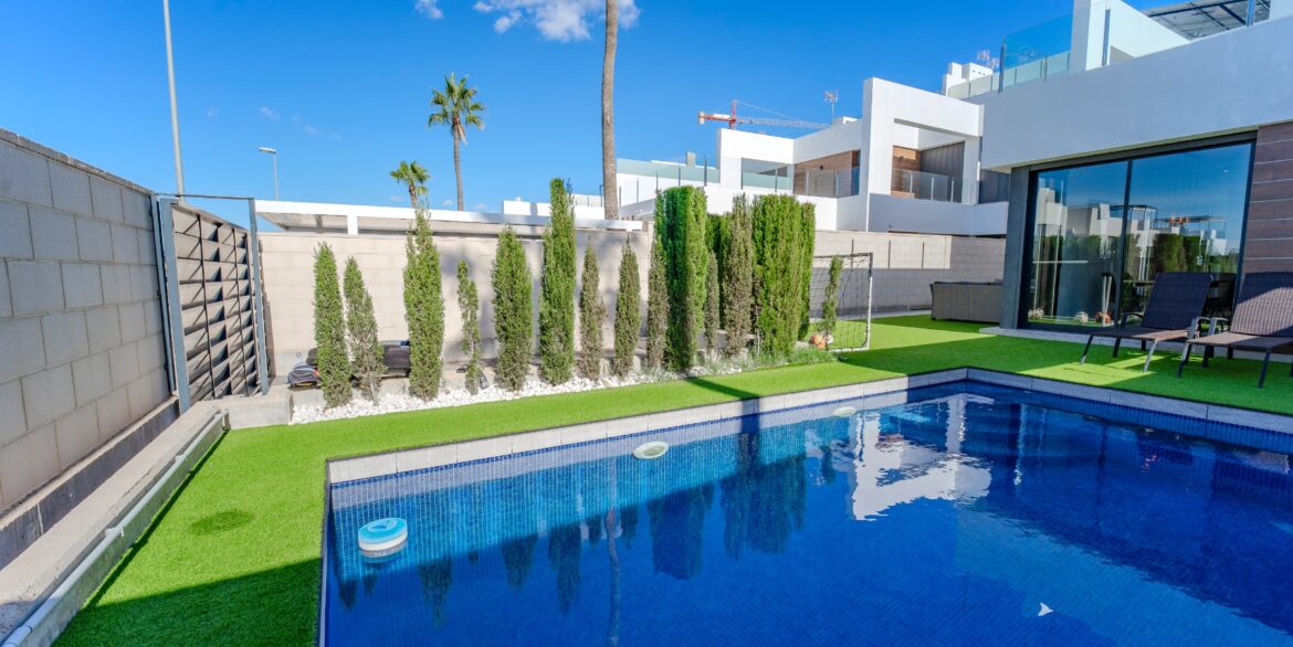 o_1j9mojuhejntb381iat3q5jrn31