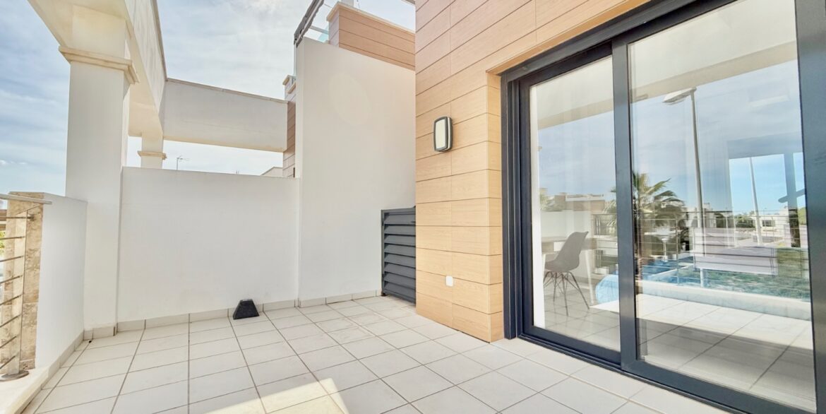 o_1j9ukn389js8c3utfqutj18354h