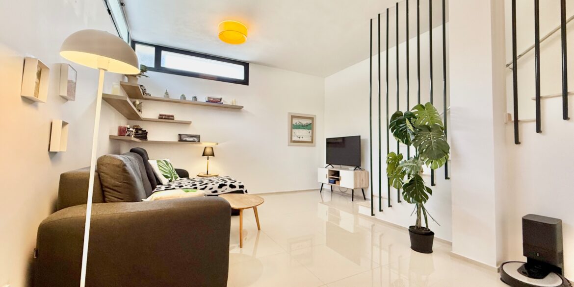 o_1j9ukn389o041bo1hs9u1evui47