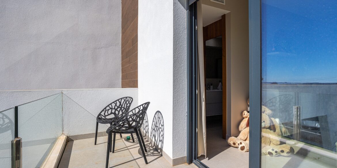 o_1jaj2gdl5h111ups1eblitiau23b