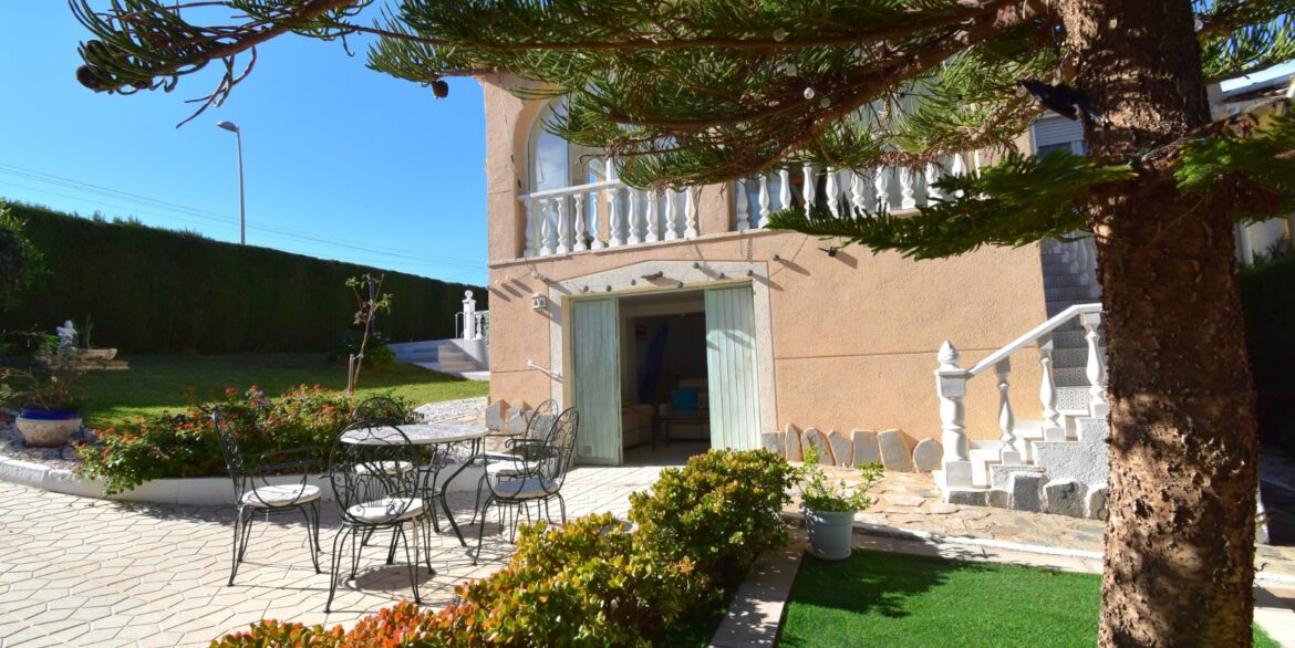 o_1jajh3gu21kh010rh1ik27686d030