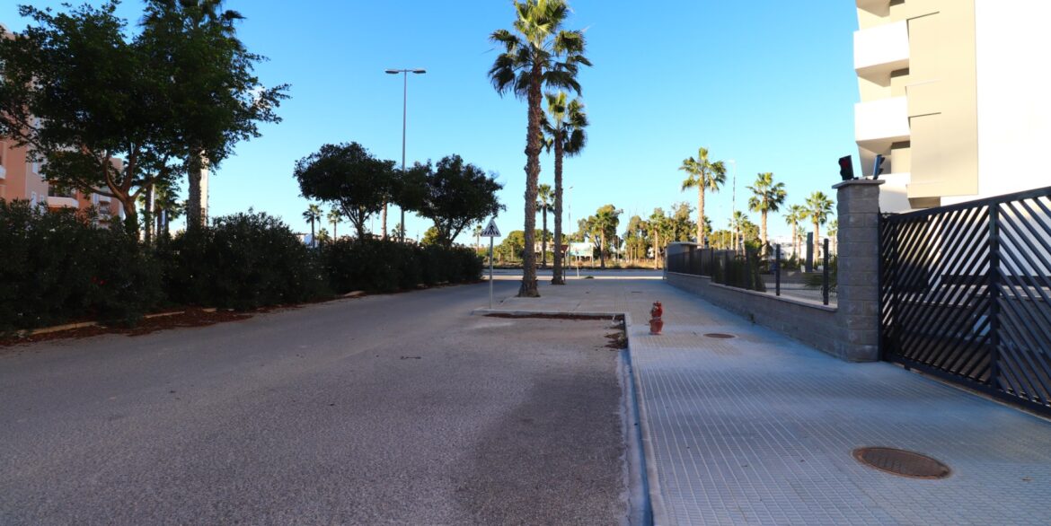 o_1jar3h7gahbcdh8o3nqjl1rec2t