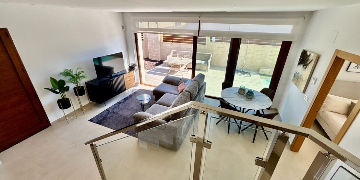 o_1jb2cljoirgrpgl66kqljrpj20