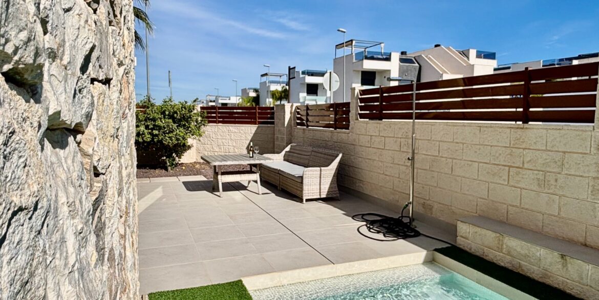 o_1jb2cljol1oou210rrc18ht16f225