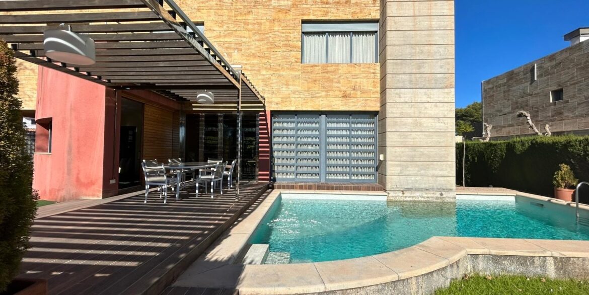 o_1jbi9gfqa11d310k11rkd1bt6tgg26