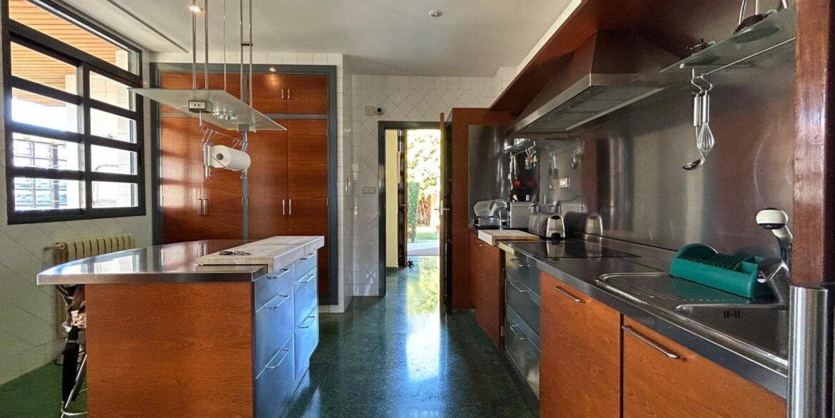 o_1jbi9gfqa1gpp1l6sdas1i5kgre2a