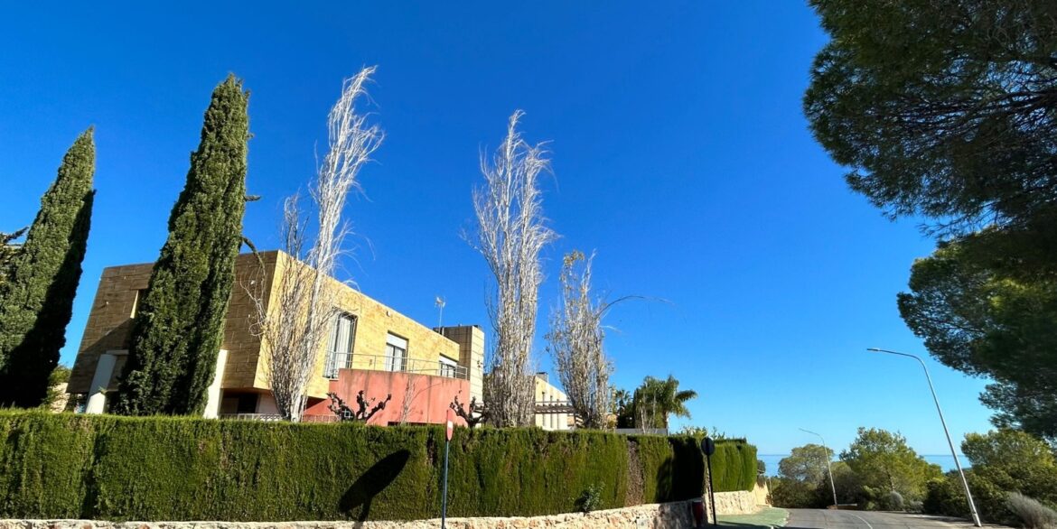 o_1jbi9gfqbb9j1oljhnhkshcd62t