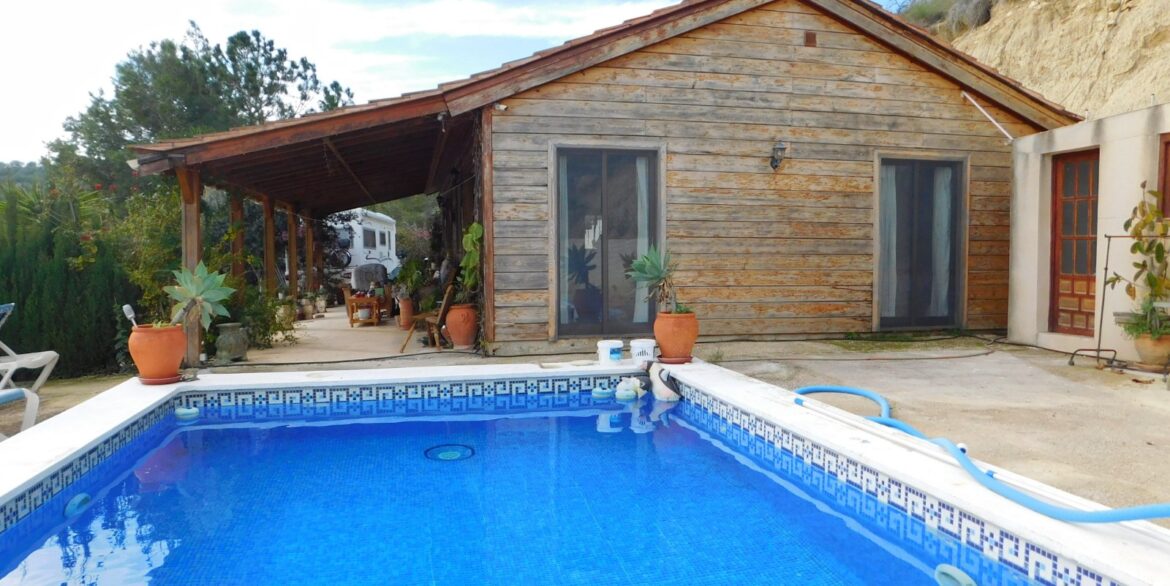 o_1jfg9oj23thd2u213142hg1rau2v