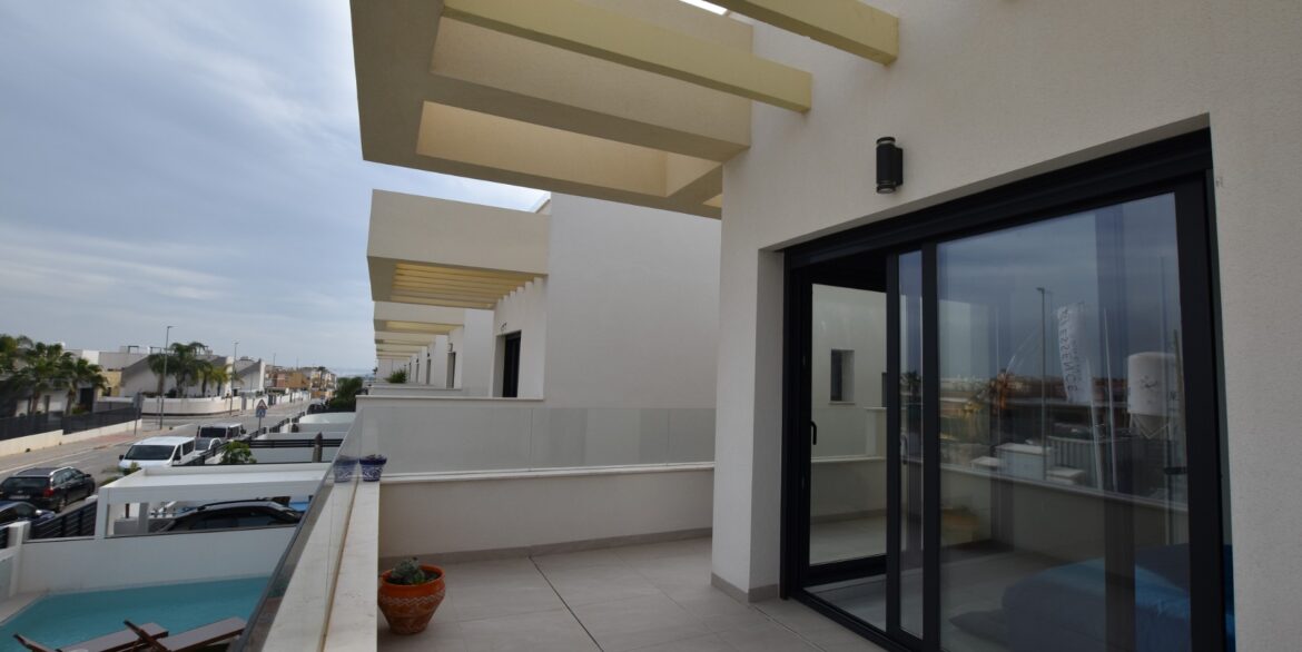 o_1jgf86lgu1p9k1b5bd931bn81b1r4e