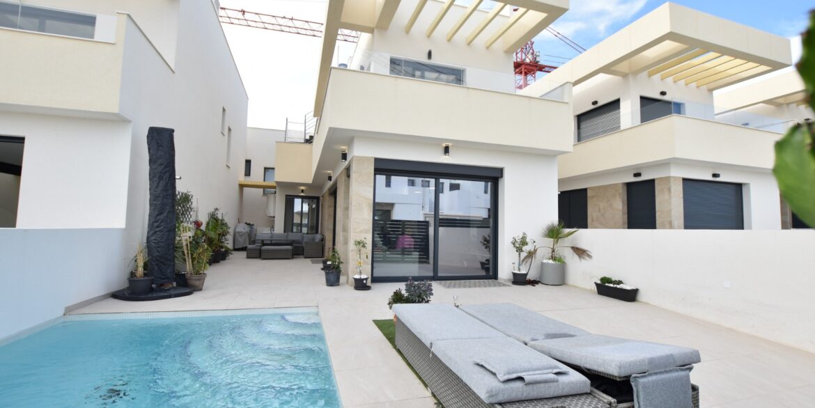 o_1jgf86lguiv21sqvdl715k91n6555