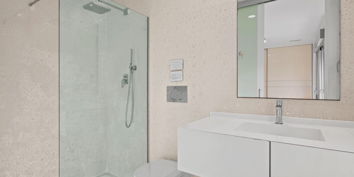 o_1jgq2v5us1bhs6n3bn8tt1183f33