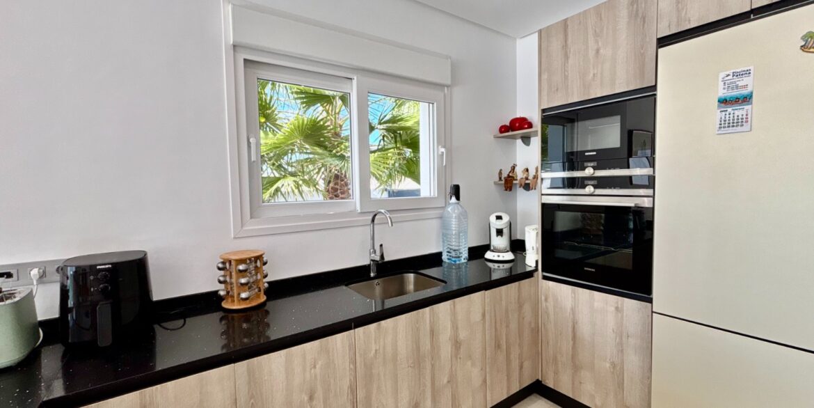 o_1jhjf0i3d1bmv1pa21bsvg9f15rn2a