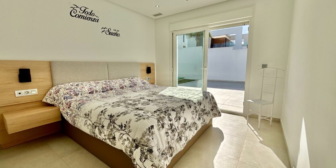 o_1jhjf0i3d45s15rq1pqt1njl1dnv2d